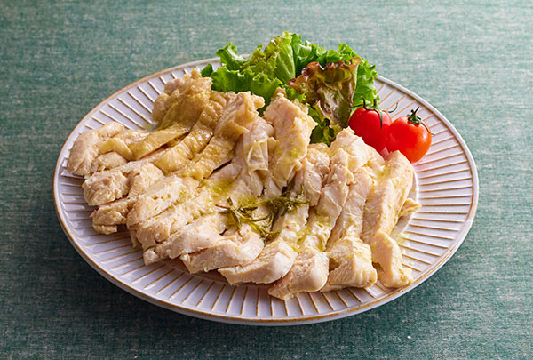 鶏むね肉のコンソメオイル蒸し